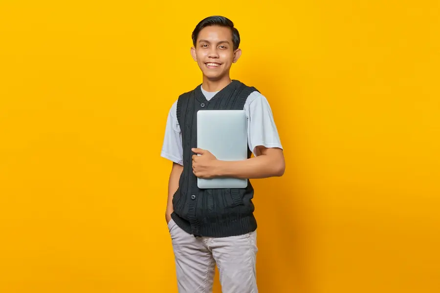 Pencari kerja muda membawa laptop